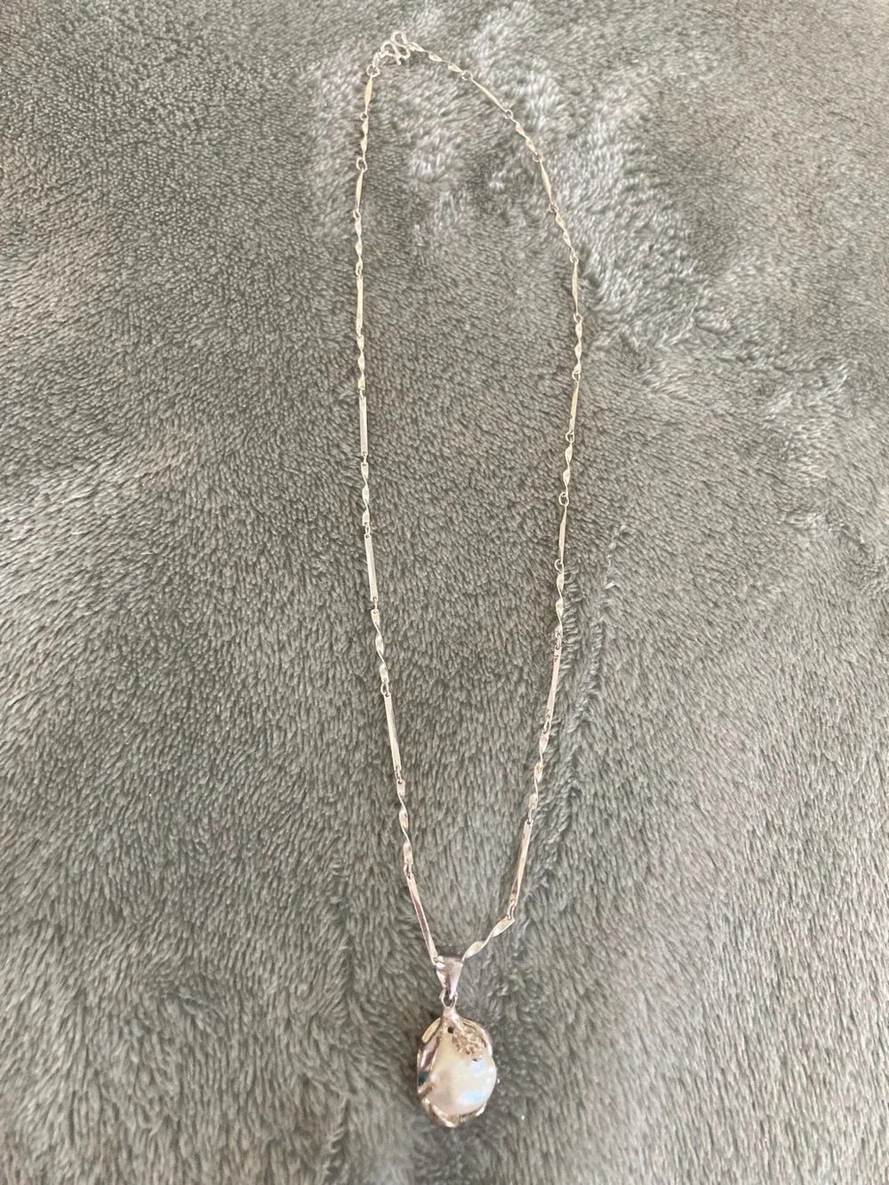 Faux pearl pendant necklace